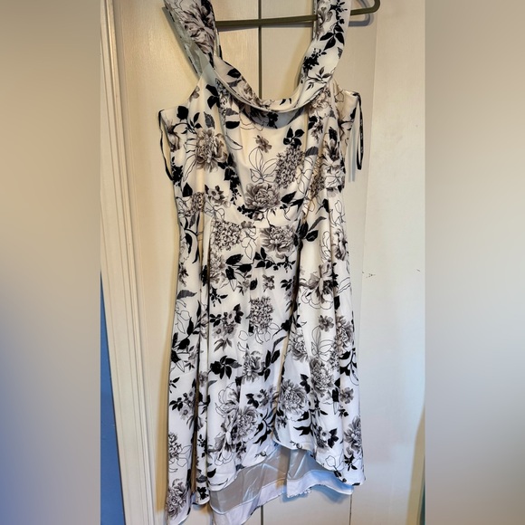 City Chic Vintage-Style Black and White Floral Fit & Flare Dress (XXL / 24) - Picture 3 of 7